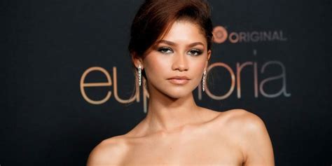 Zendaya enseña las bragas con una falda transparente en la。